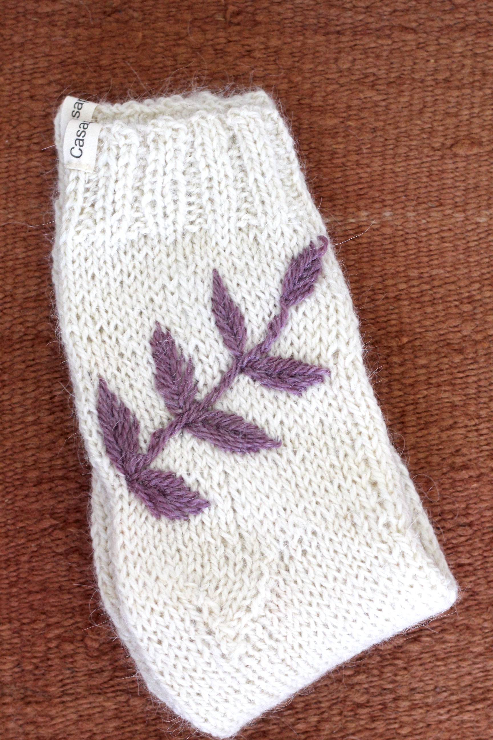 Chaussettes tricotées à la main | Naturel &amp; Lila Brodé à la main